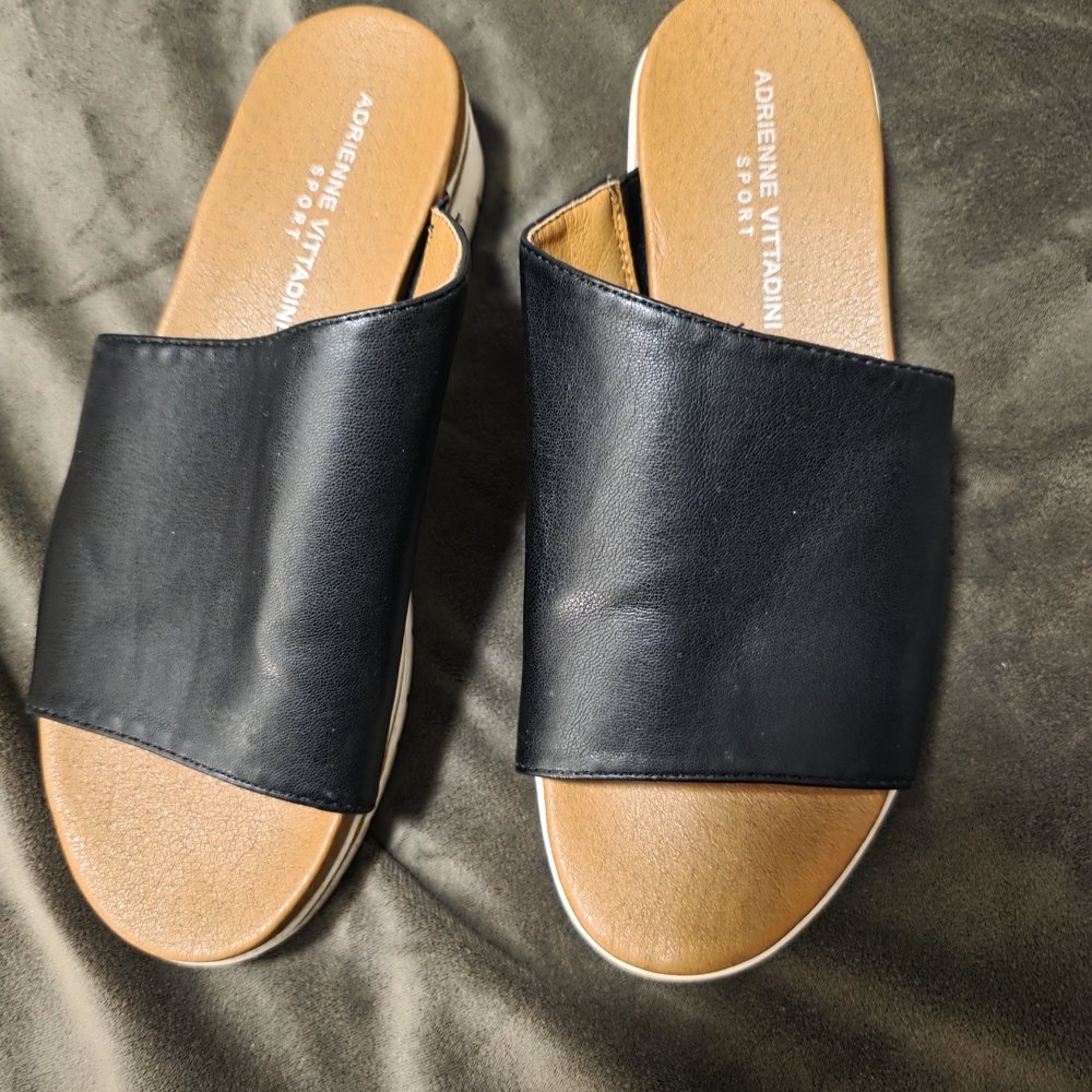 Adrienne Vittadini Black and Tan Slide Sandals